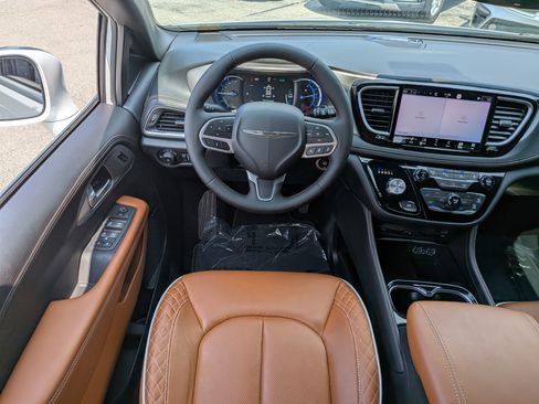 Used 2024 Chrysler Pacifica Pinnacle FWD image 20