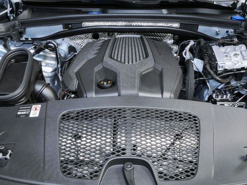 Used 2026 Porsche Macan AWD/4WD image 33