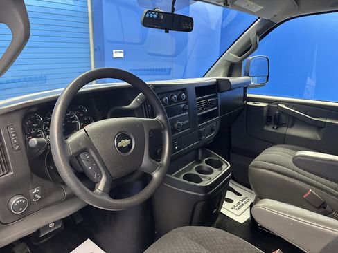 Used 2018 Chevrolet Express 2500 w/ Driver Convenience Package RWD image 9
