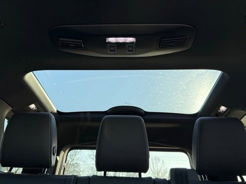 Certified 2025 Land Rover Discovery Dynamic SE image 30