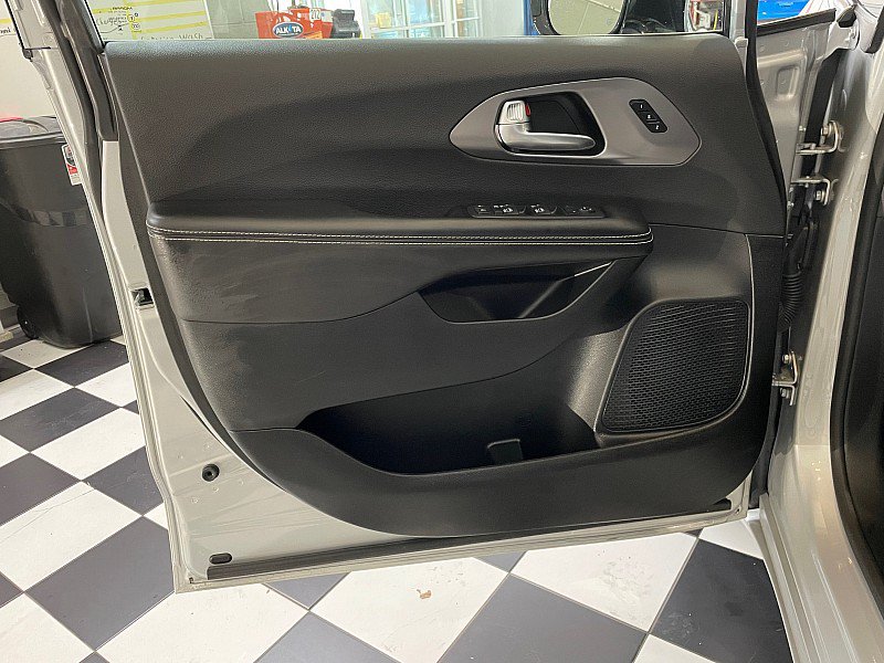 Used 2026 Chrysler Pacifica Select FWD image 21