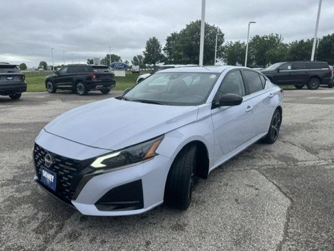 Used 2023 Nissan Altima 2.5 SR w/ SR Premium Package FWD image 3