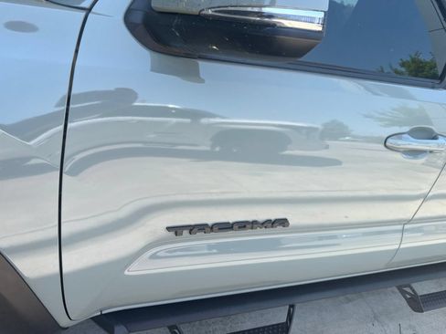 Used 2022 Toyota Tacoma TRD Off-Road w/ Black Out Package (TMS) AWD/4WD image 5