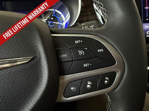 Used 2023 Chrysler Pacifica Limited FWD image 41