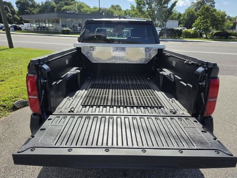 Used 2025 Toyota Tacoma SR AWD/4WD image 5