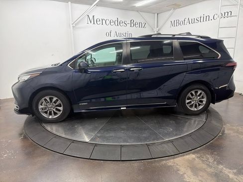 Used 2021 Toyota Sienna XLE FWD image 4