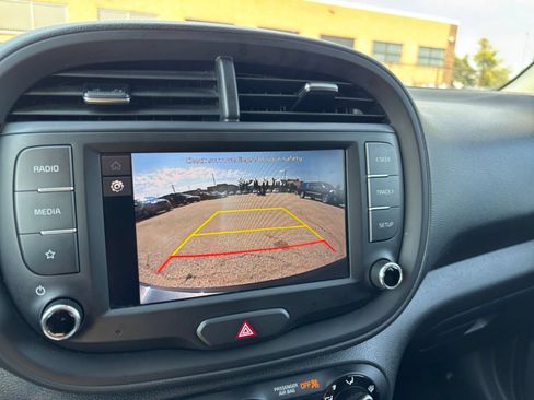 Used 2025 Kia Soul LX w/ LX Technology Package FWD image 21