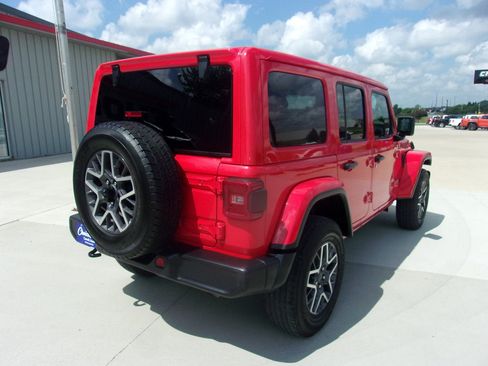 Used 2025 Jeep Wrangler Unlimited Sahara AWD/4WD image 3