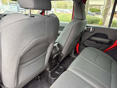 Used 2025 Jeep Wrangler Sahara image 12