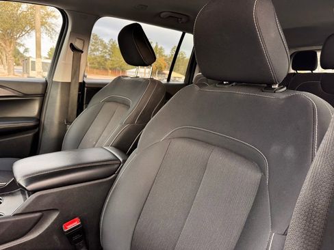 Used 2023 Jeep Grand Cherokee L Laredo image 14