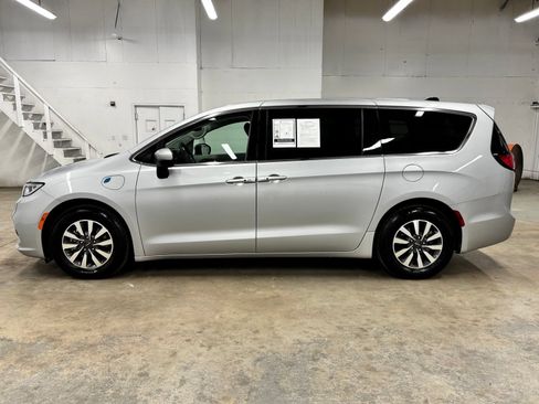Used 2023 Chrysler Pacifica Touring-L FWD image 4