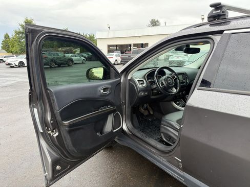 Used 2017 Jeep Compass Latitude AWD/4WD image 18