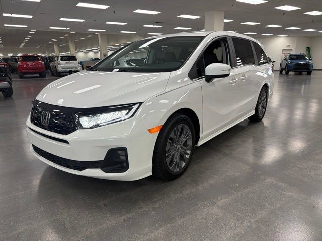 Used 2025 Honda Odyssey Touring image 3