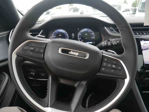 Certified 2024 Jeep Grand Cherokee Altitude AWD/4WD image 30