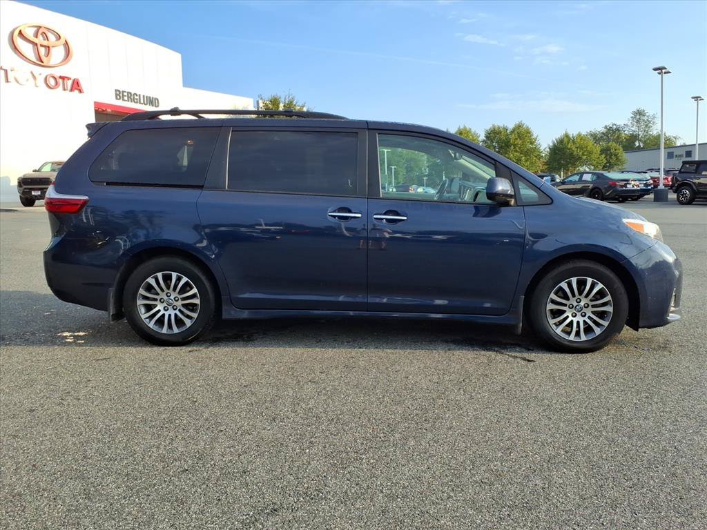Used 2019 Toyota Sienna XLE w/ XLE Navigation Package FWD image 3