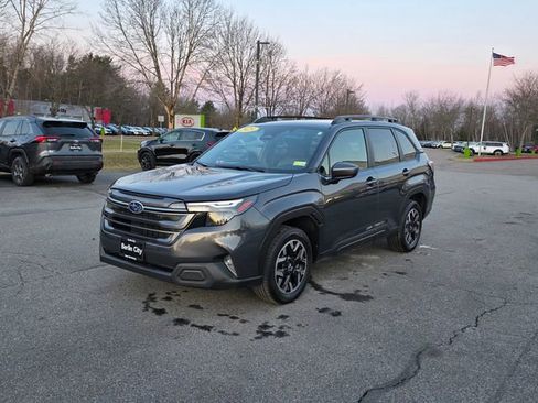 Used 2025 Subaru Forester Premium AWD/4WD image 4