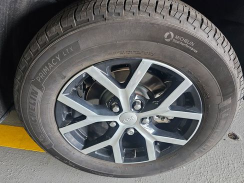 Used 2023 Jeep Grand Cherokee Limited image 6