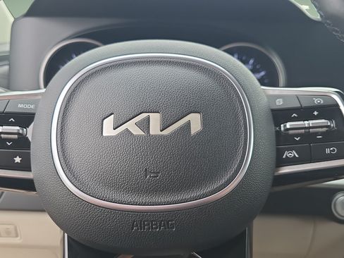 Used 2024 Kia Carnival LX FWD image 17