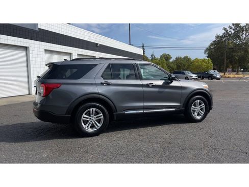 Used 2022 Ford Explorer XLT image 3