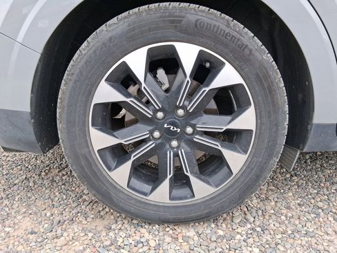 Used 2024 Kia Carnival EX FWD image 8