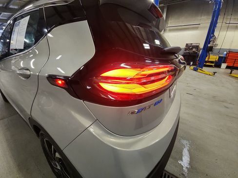Used 2022 Chevrolet Bolt LT w/ Infotainment Package FWD image 31