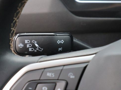 Used 2022 Volkswagen Tiguan SE image 34