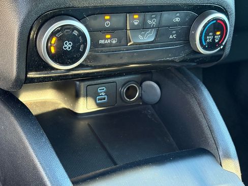 Used 2021 Ford Escape SE image 19