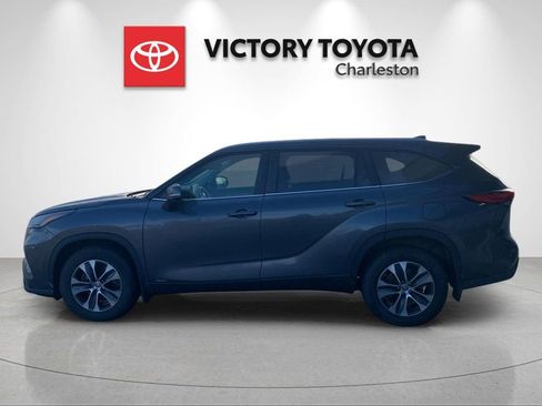 Used 2023 Toyota Highlander XLE image 2