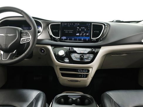 Used 2022 Chrysler Pacifica Touring-L FWD image 9