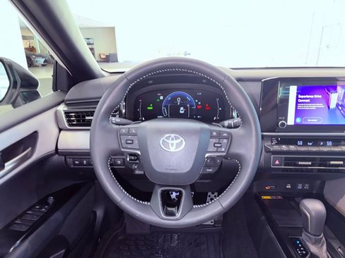 Used 2025 Toyota Camry SE w/ Convenience Package image 16