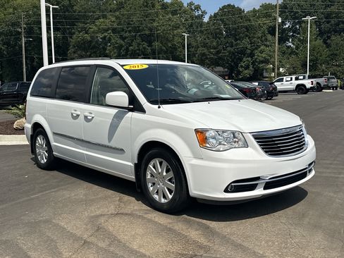 Used 2015 Chrysler Town & Country Touring FWD image 1