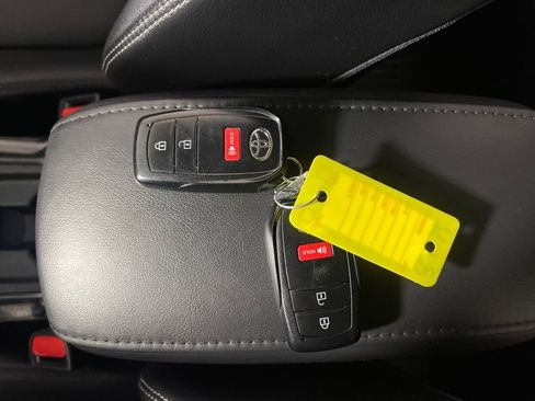 Certified 2022 Toyota Corolla Cross XLE image 24