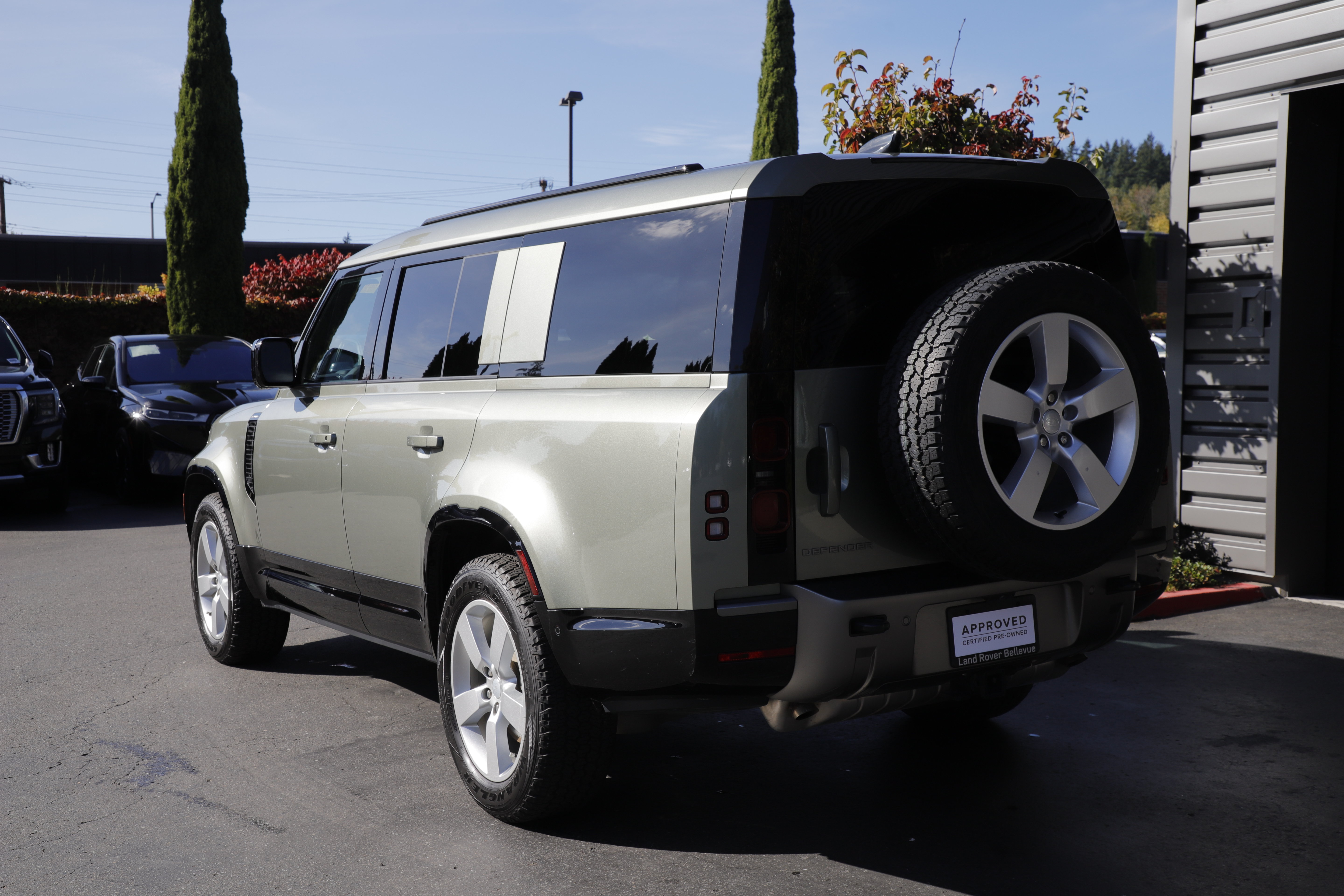 Used 2025 Land Rover Defender 130 X-Dynamic SE AWD/4WD image 6