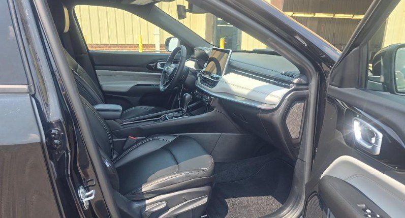 Used 2025 Jeep Compass Limited w/ Sun & Sound Group AWD/4WD image 8