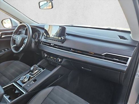 Used 2024 Mitsubishi Outlander SE image 23