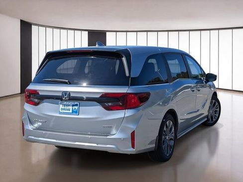 New 2026 Honda Odyssey Touring image 7