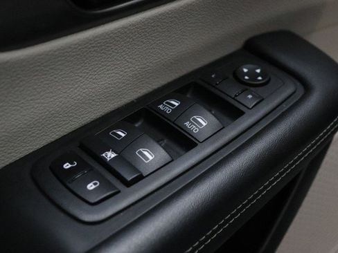 Used 2023 Chrysler Pacifica Touring-L FWD image 20