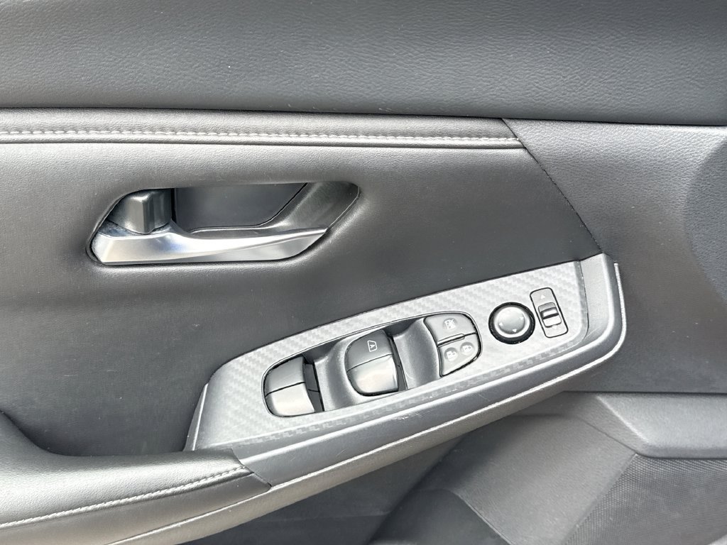 Used 2025 Nissan Sentra SV FWD image 15