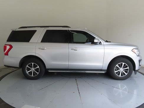 Used 2018 Ford Expedition XLT w/ Equipment Group 202A RWD image 2