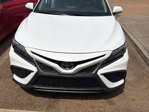 Used 2022 Toyota Camry SE image 2