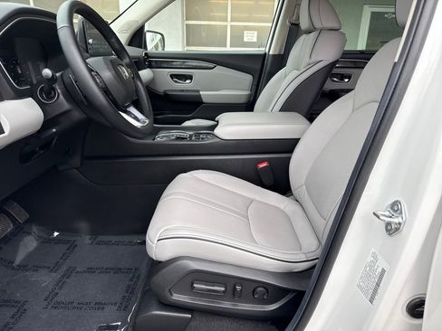Used 2025 Honda Pilot Elite image 11