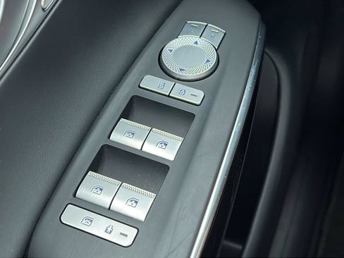 Certified 2025 Genesis GV70 2.5T AWD/4WD image 18