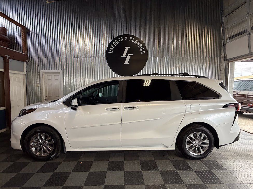 Used 2025 Toyota Sienna XLE FWD image 8