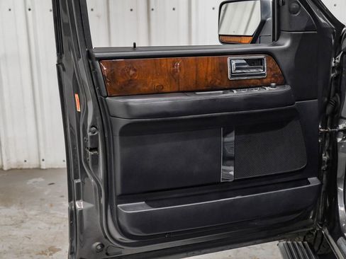 Used 2016 Lincoln Navigator Select RWD image 28