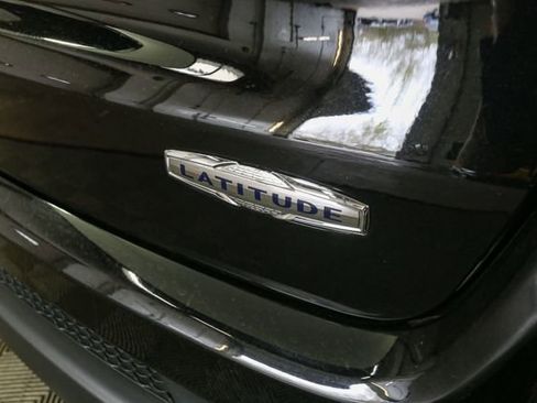 Used 2023 Jeep Compass Latitude w/ Convenience Group AWD/4WD image 11