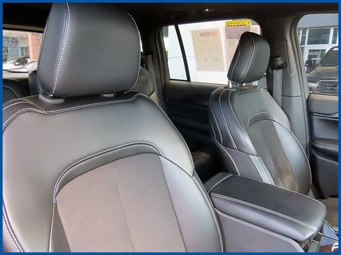 Used 2023 Jeep Grand Cherokee Altitude AWD/4WD image 9