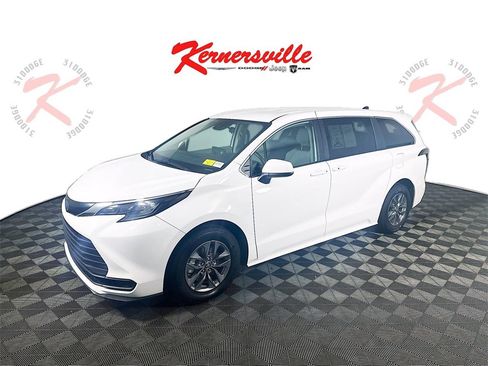 Used 2024 Toyota Sienna LE image 3