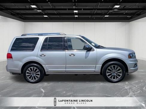 Used 2017 Lincoln Navigator Select AWD/4WD image 6