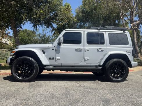 Used 2022 Jeep Wrangler Unlimited Sahara AWD/4WD image 3