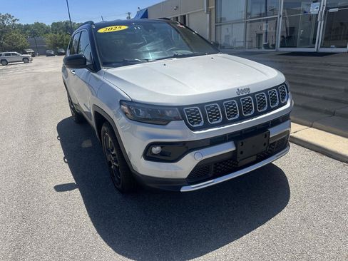 Used 2025 Jeep Compass Limited AWD/4WD image 3